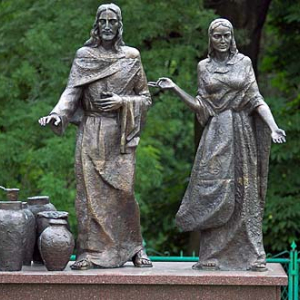 Figury świętych na stacjach przed Klasztorem Jasnogórskim